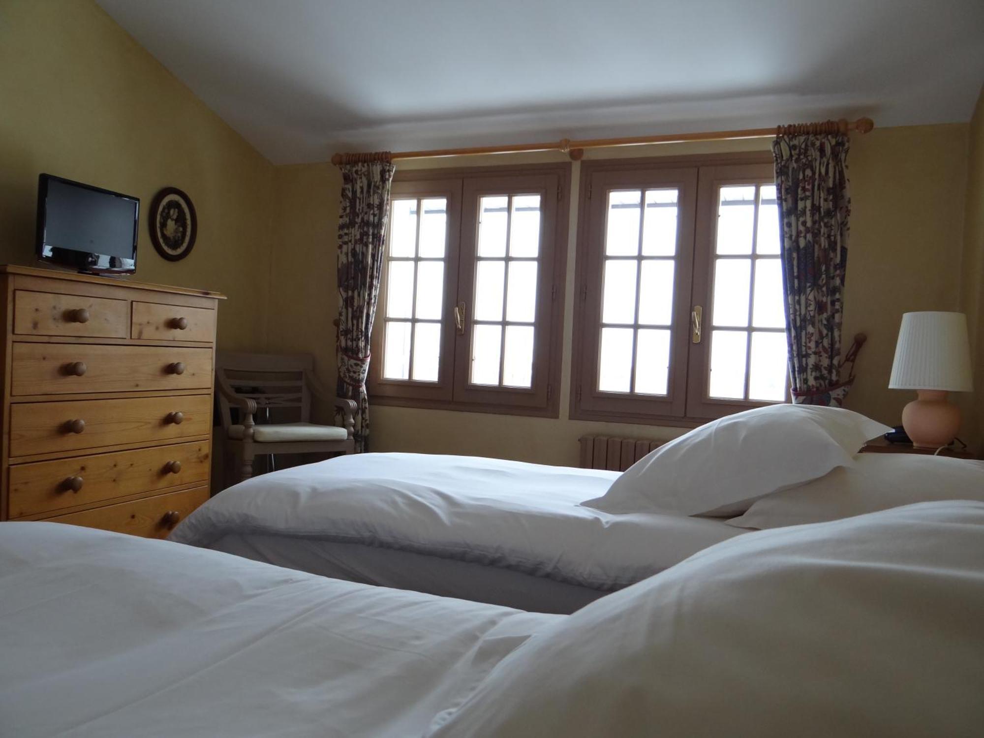 Auberge Des Chasseurs Echenevex Room photo